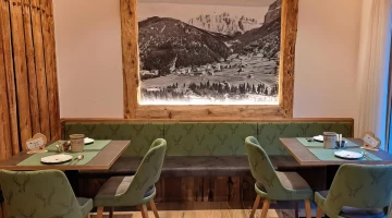 Tische im Barbereich