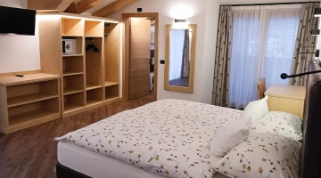 Doppelzimmer mit Holzschrank