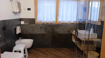 Badezimmer mit Duschkabine