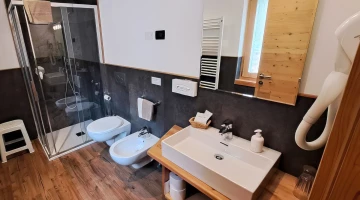 Privates Badezimmer mit Dusche und Haartrockner