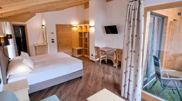 Doppelzimmer mit TV und möbliertem Balkon