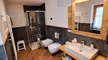 Sanitäranlagen mit Duschkabine und beheiztem Handtuchhalter