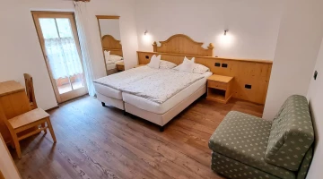 Holzmöbel im Doppelzimmer