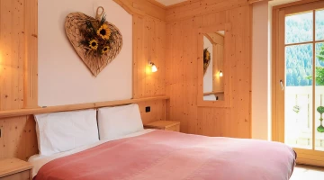 Doppelzimmer mit holzgetäfelten Wänden