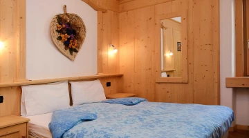 Doppelzimmer mit Holzmöbeln