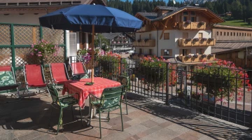 Terrazza con tavolini
