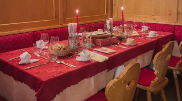 Tavolo apparecchiato in sala ristorante