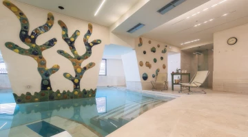 Piscina coperta nel centro benessere