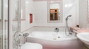 Bagno privato con box doccia e vasca