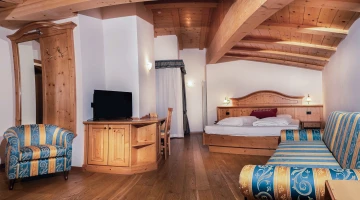 Suite Junior avec canapé et poutres apparentes