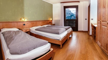 Chambre double avec lit double et lit simple