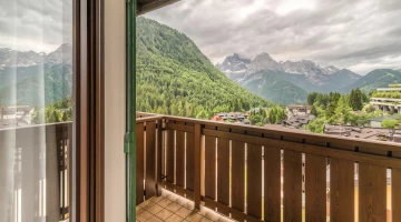 Chambre avec balcon et vue montagne