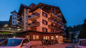 Facciata hotel di sera