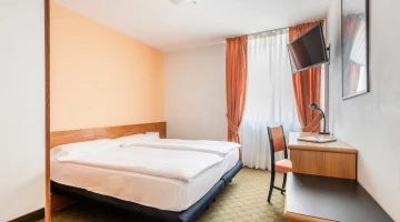 Camera con letto matrimoniale e scrivania