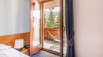 Balcone arredato con sdraio