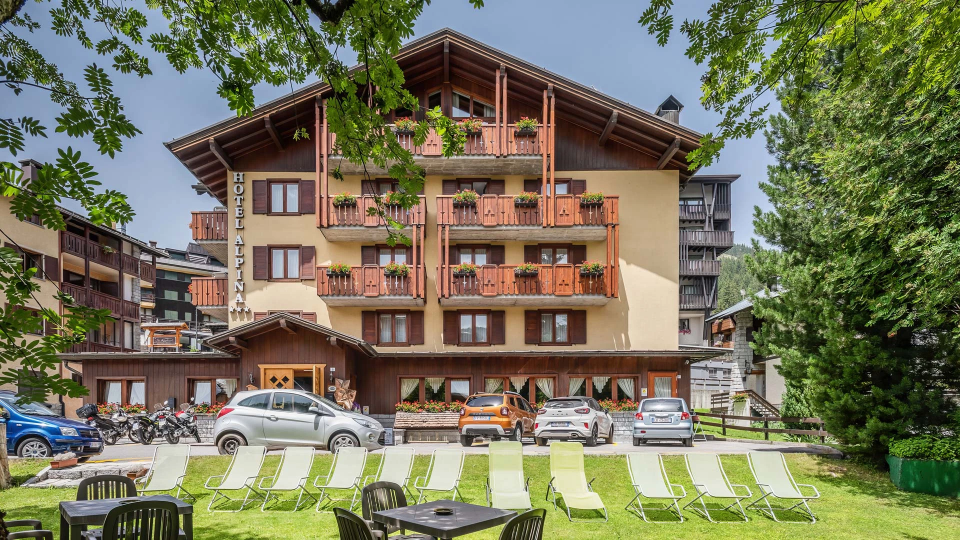 Esterno hotel con giardino