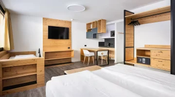 Satellite TV and kitchenette in Studio