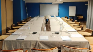Sala riunioni con videoproiettore