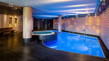Spa con vasca idromassaggio e piscina interna
