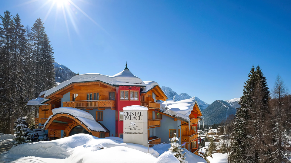 Esterno hotel nella neve