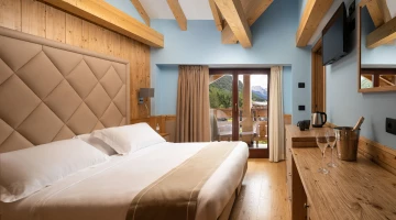 Room with TV and balcony