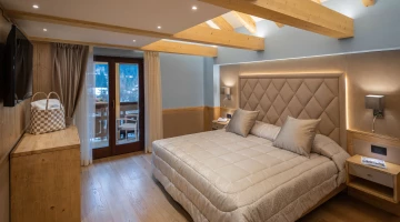 Double bed in Suite