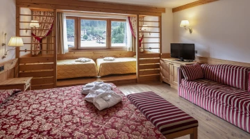 Camera con letto matrimoniale e due letti singoli