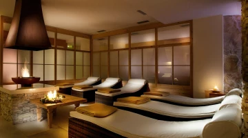 zona relax con caminetto bio al centro e tisaneria 