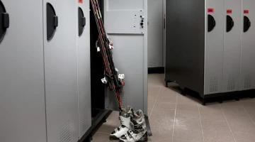 ski room con deposito