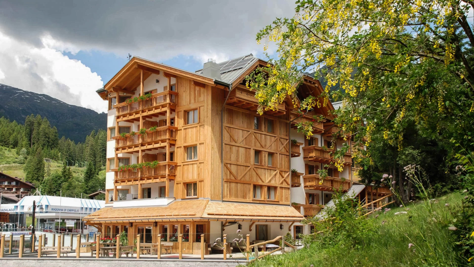 Hotel di fronte alla funivia Pradalago Express