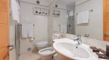 Bagno con box doccia