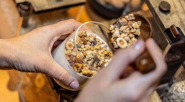 Müsli und Trockenfrüchte zum Frühstück