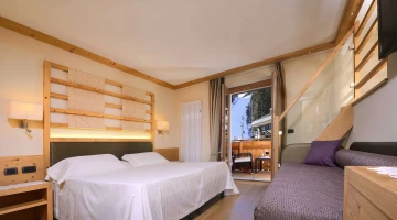 Doppelzimmer mit Sofa und Balkon