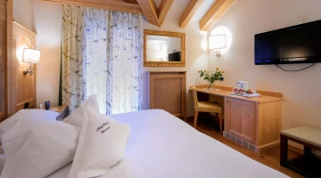 Dachzimmer mit TV und Schreibtisch