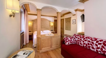 Zimmer mit Doppelbett und Sofa