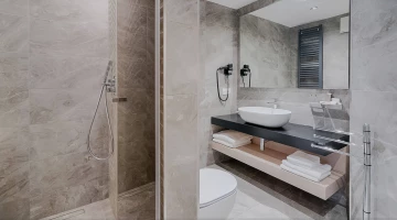 Salle de bain en marbre avec grande douche