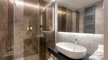 Salle de bain privée avec douche au niveau du sol