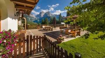 Terrasse extérieure avec vue sur les Dolomites
