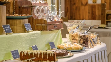 Buffet petit-déjeuner avec desserts maison
