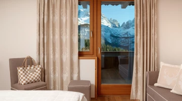 Chambre avec balcon donnant sur les Dolomites