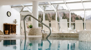 Transats au bord de la piscine
