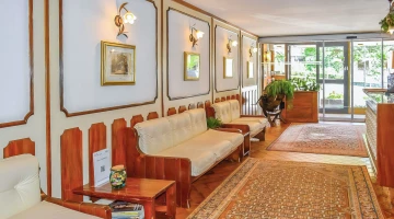 Hall avec réception et canapés