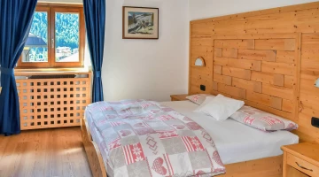 Chambre double meublée dans un style traditionnel