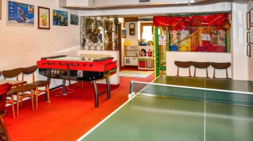 Salle de jeux avec ping-pong et baby-foot