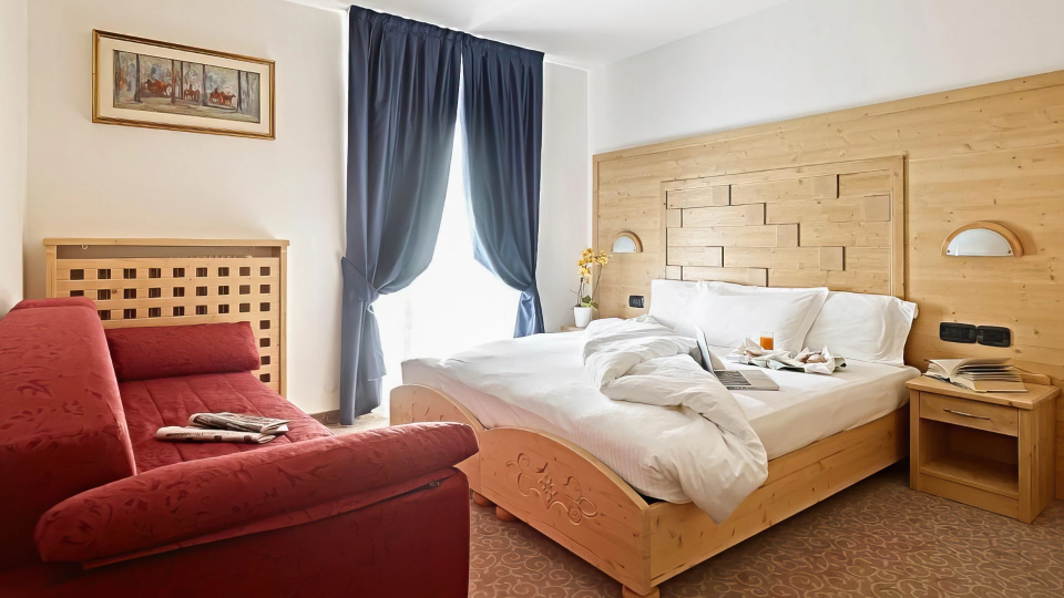 Chambre double avec mobilier en bois