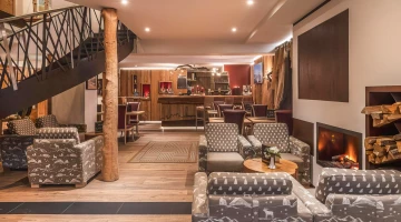 Bar-salon avec cheminée