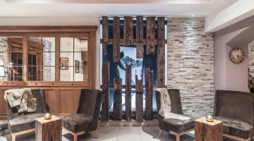 Espaces communs avec mobilier de style montagnard