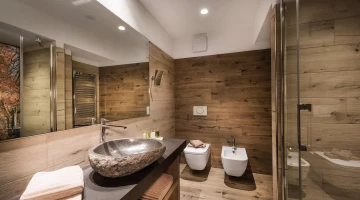 Salle de bain privée avec cabine de douche