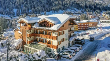 Hotel mit Parkplatz im Freien unter dem Schnee