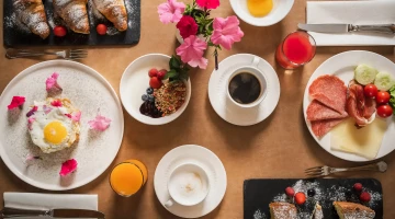 Frühstück am Tisch